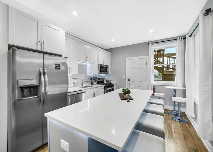Spacious Haven 8-min To Chicago Sleeps 10 Ferienhaus