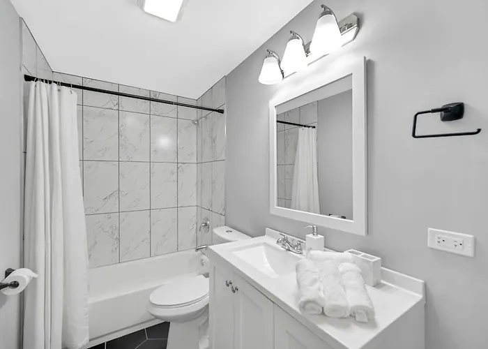 Spacious Haven 8-min To Chicago Sleeps 10 *